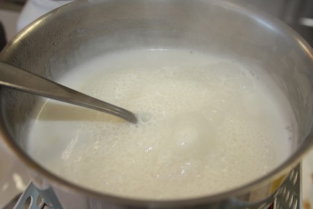 Le lait d'amande est à ébullition 